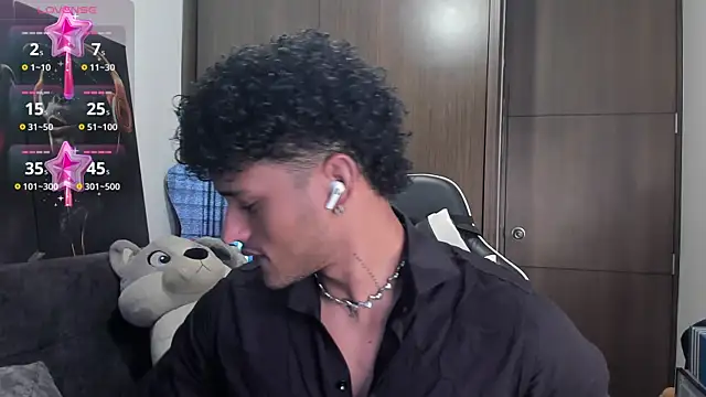 Snapshot of Alessandro_Vanni chatting on 10/31/25, 03:35 Alessandro Vanni online show from 10/31/25, 03:35