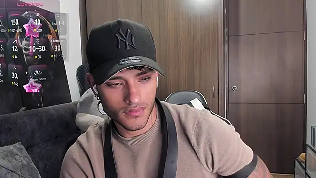 Snapshot of Alessandro_Vanni chatting on 11/05/25, 02:22 Alessandro Vanni online show from 11/05/25, 02:22