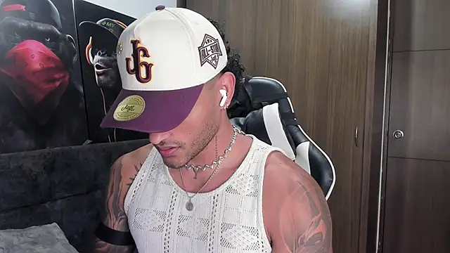 Snapshot of Alessandro_Vanni chatting on 11/14/25, 01:48 Alessandro Vanni online show from 11/14/25, 01:48