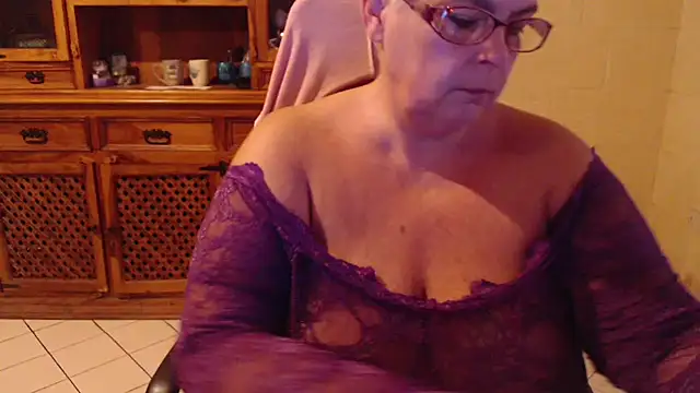 Snapshot of MISS_LINDAH chatting on 10/14/25, 05:08 MISS LINDAH online show from 10/14/25, 05:08