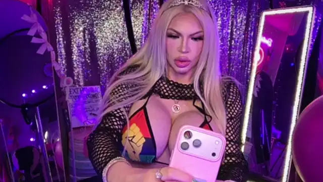 Snapshot of bimbotwerkqueen chatting on 06/20/26, 01:52 bimbotwerkqueen online show from 06/20/26, 01:52