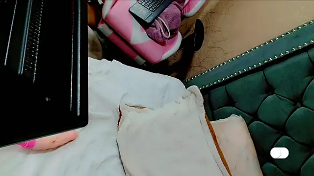 Imannejulienne online show from 12/24/24, 12:22