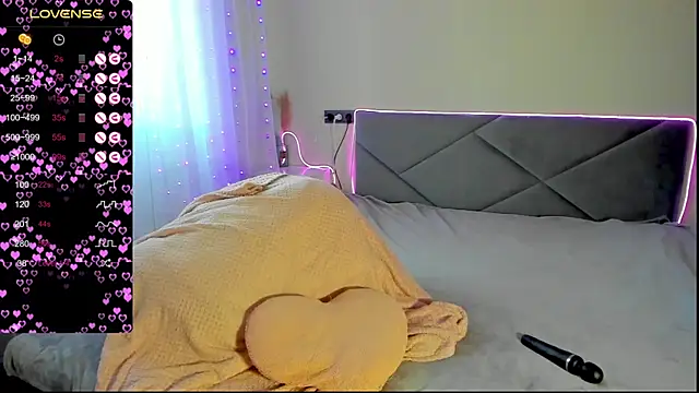 Snapshot of viki_love77 chatting on 10/22/25, 04:13 viki love77 online show from 10/22/25, 04:13