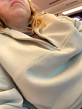 Snapshot of Blueskiiis3 chatting on 10/05/25, 02:43 Blueskiiis3 online show from 10/05/25, 02:43