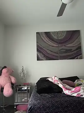 Snapshot of Blueskiiis3 chatting on 12/19/25, 02:24 Blueskiiis3 online show from 12/19/25, 02:24