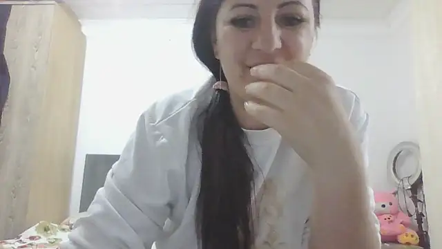 Snapshot of Naughtyredd chatting on 05/21/26, 10:44 Naughtyredd online show from 05/21/26, 10:44