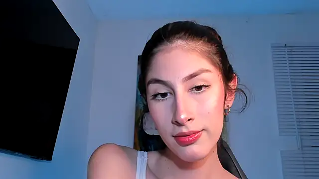 Snapshot of valeria_gonzales_ chatting on 12/15/24, 11:20 valeria gonzales online show from 12/15/24, 11:20