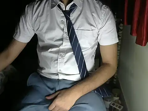 Snapshot of aloneboy1996 chatting on 10/18/25, 07:03 aloneboy1996 online show from 10/18/25, 07:03