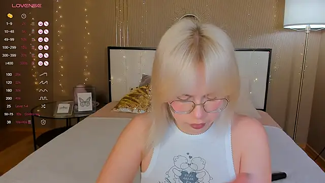 Snapshot of bellatip chatting on 10/31/25, 12:33 bellatip online show from 10/31/25, 12:33