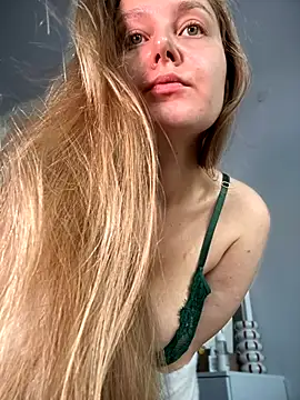 Snapshot of AlinaCum chatting on 09/19/25, 07:21 AlinaCum online show from 09/19/25, 07:21