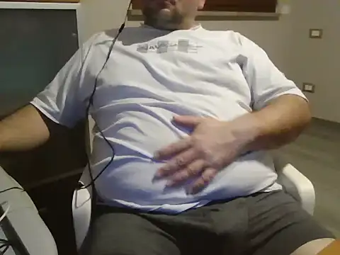 Snapshot of iron_boy80 chatting on 02/13/25, 03:14 iron boy80 online show from 02/13/25, 03:14