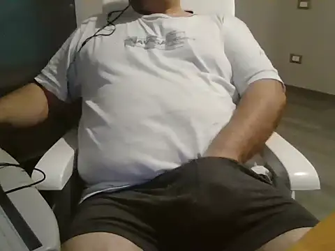 Snapshot of iron_boy80 chatting on 02/16/25, 10:10 iron boy80 online show from 02/16/25, 10:10