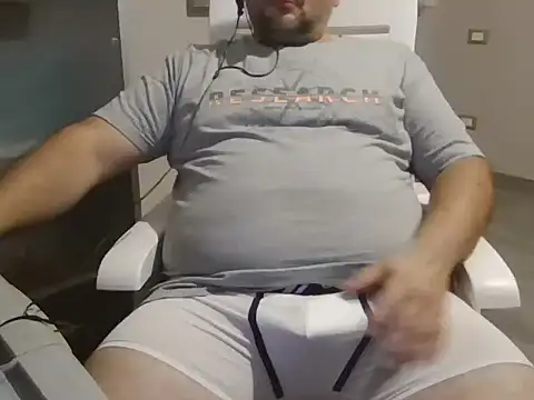 Snapshot of iron_boy80 chatting on 09/11/25, 01:33 iron boy80 online show from 09/11/25, 01:33