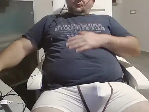 Snapshot of iron_boy80 chatting on 10/24/25, 01:07 iron boy80 online show from 10/24/25, 01:07