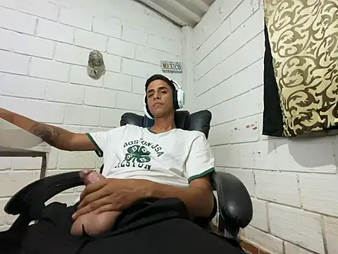 Snapshot of Max_TheHorseDick chatting on 07/23/26, 04:43 Max TheHorseDick online show from 07/23/26, 04:43