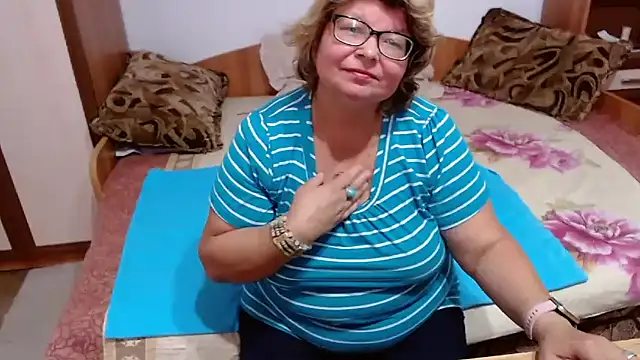 Snapshot of SweetMommaX chatting on 09/15/25, 10:15 SweetMommaX online show from 09/15/25, 10:15