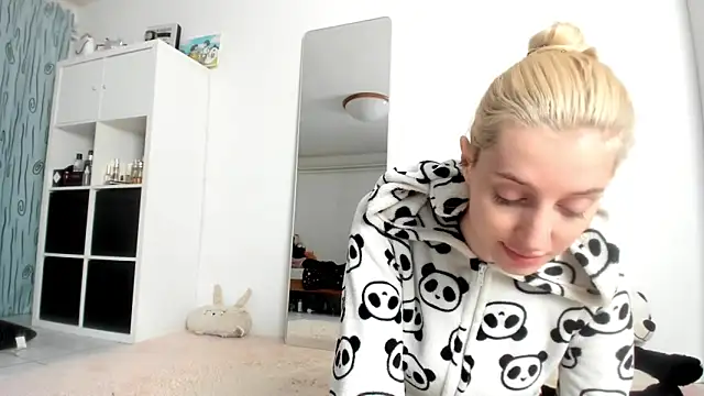 KenzieDawton online show from 10/13/25, 06:24