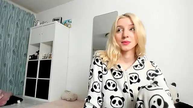 KenzieDawton online show from 10/19/25, 03:18