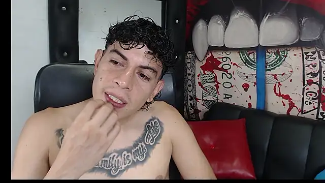 Snapshot of Strongernastyx chatting on 12/01/24, 08:53 Strongernastyx online show from 12/01/24, 08:53