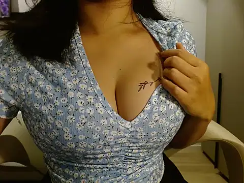 Snapshot of aahna33 chatting on 10/26/25, 06:52 aahna33 online show from 10/26/25, 06:52