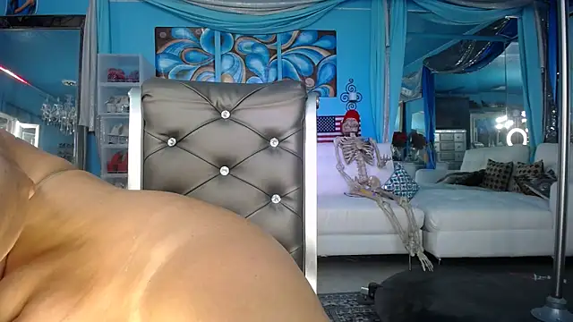 ADRIANNA FOX online show from 10/09/25, 09:40