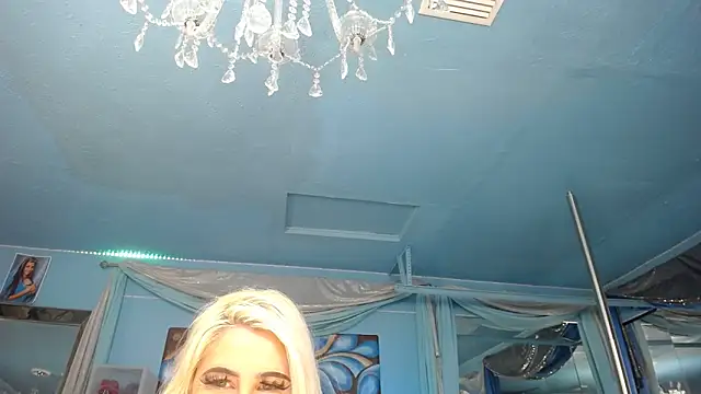 ADRIANNA FOX online show from 11/19/25, 04:23