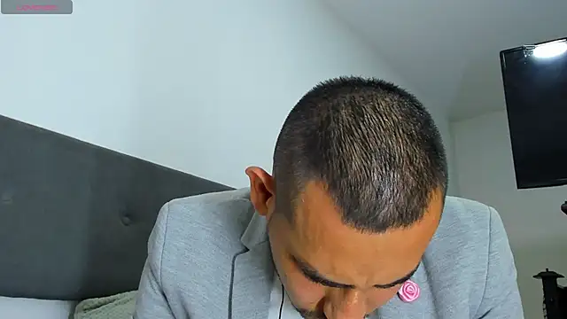 jhonyalzate2 online show from 03/04/25, 03:11