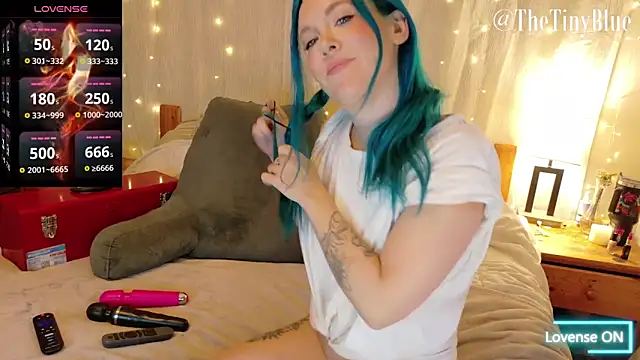 Snapshot of thetinyblue chatting on 10/06/25, 04:26 thetinyblue online show from 10/06/25, 04:26