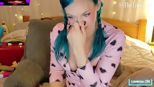 Snapshot of thetinyblue chatting on 10/10/25, 05:56 thetinyblue online show from 10/10/25, 05:56