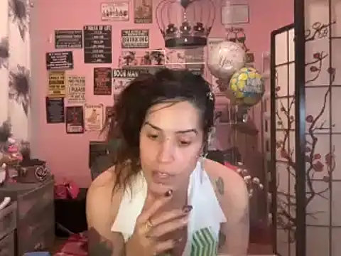 Snapshot of latinacubana chatting on 12/31/24, 08:37 latinacubana online show from 12/31/24, 08:37