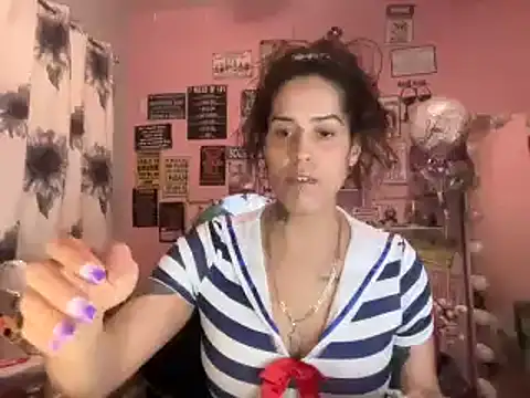 Snapshot of latinacubana chatting on 01/05/25, 08:00 latinacubana online show from 01/05/25, 08:00