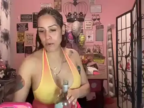 Snapshot of latinacubana chatting on 01/11/25, 07:17 latinacubana online show from 01/11/25, 07:17