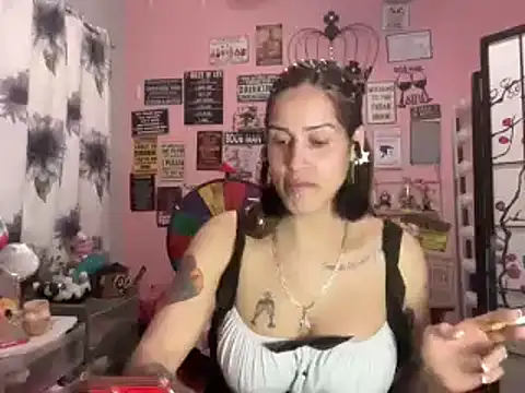 Snapshot of latinacubana chatting on 01/18/25, 08:52 latinacubana online show from 01/18/25, 08:52