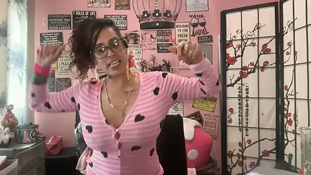 Snapshot of latinacubana chatting on 02/14/25, 02:33 latinacubana online show from 02/14/25, 02:33