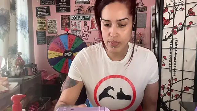 Snapshot of latinacubana chatting on 02/23/25, 07:38 latinacubana online show from 02/23/25, 07:38