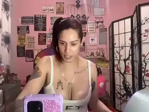 Snapshot of latinacubana chatting on 03/12/25, 10:16 latinacubana online show from 03/12/25, 10:16