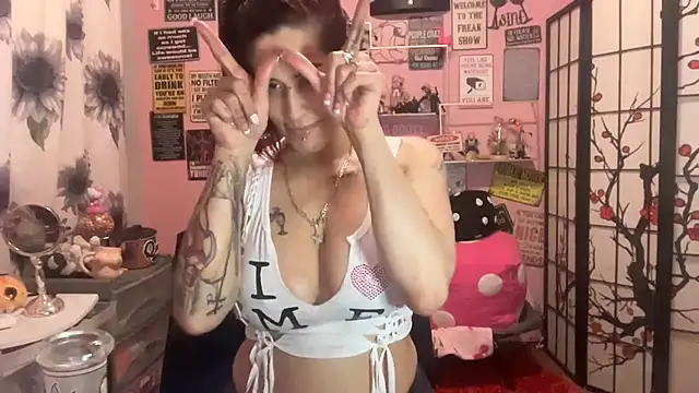 Snapshot of latinacubana chatting on 03/22/25, 11:21 latinacubana online show from 03/22/25, 11:21