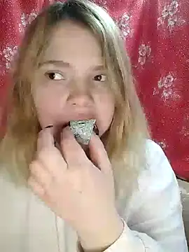 Snapshot of Zuli_Kiska chatting on 01/19/25, 08:41 Zuli Kiska online show from 01/19/25, 08:41