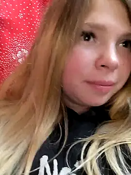 Snapshot of Zuli_Kiska chatting on 10/08/25, 08:17 Zuli Kiska online show from 10/08/25, 08:17