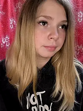 Snapshot of Zuli_Kiska chatting on 10/27/25, 08:29 Zuli Kiska online show from 10/27/25, 08:29