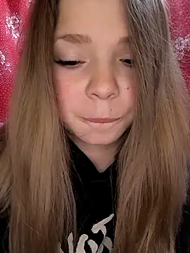 Snapshot of Zuli_Kiska chatting on 12/14/25, 08:24 Zuli Kiska online show from 12/14/25, 08:24