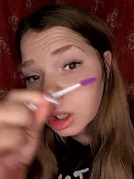 Snapshot of Zuli_Kiska chatting on 12/19/25, 08:05 Zuli Kiska online show from 12/19/25, 08:05