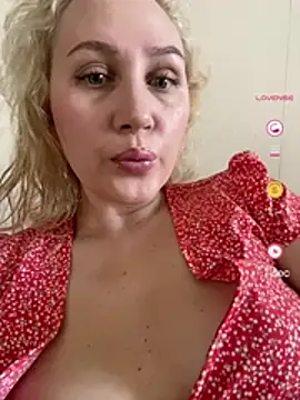 Snapshot of YourBlondee chatting on 04/27/26, 03:37 YourBlondee online show from 04/27/26, 03:37