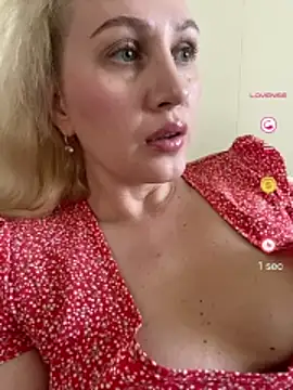 Snapshot of YourBlondee chatting on 05/05/26, 03:36 YourBlondee online show from 05/05/26, 03:36
