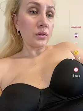 Snapshot of YourBlondee chatting on 05/29/26, 03:37 YourBlondee online show from 05/29/26, 03:37