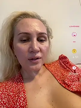 Snapshot of YourBlondee chatting on 06/04/26, 12:33 YourBlondee online show from 06/04/26, 12:33