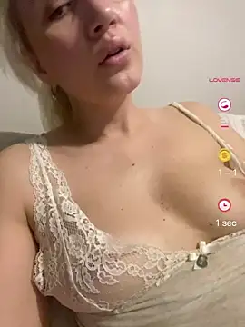 Snapshot of YourBlondee chatting on 06/08/26, 01:44 YourBlondee online show from 06/08/26, 01:44