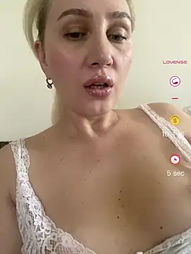 Snapshot of YourBlondee chatting on 06/09/26, 04:24 YourBlondee online show from 06/09/26, 04:24