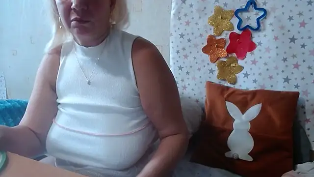 Snapshot of QueenLana chatting on 10/17/25, 07:11 QueenLana online show from 10/17/25, 07:11