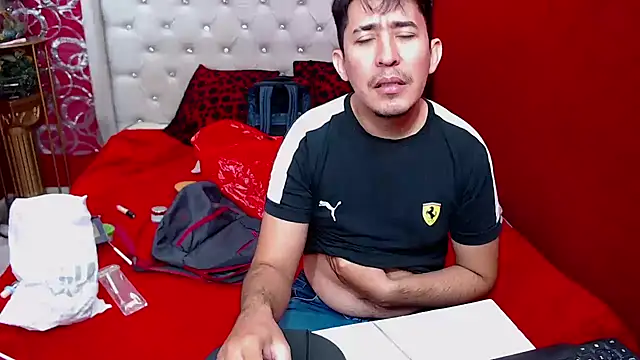 Snapshot of shannentrans chatting on 11/29/25, 12:24 shannentrans online show from 11/29/25, 12:24